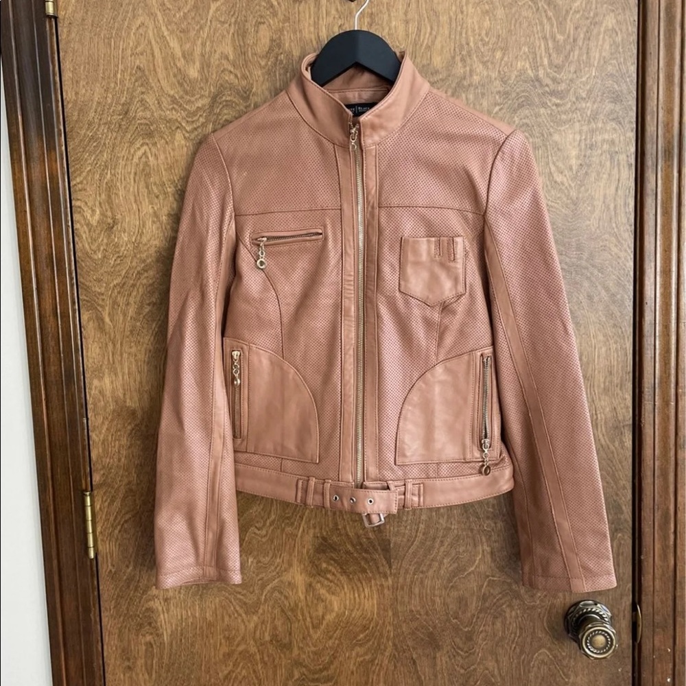 This leather jacket it’s like new never used.